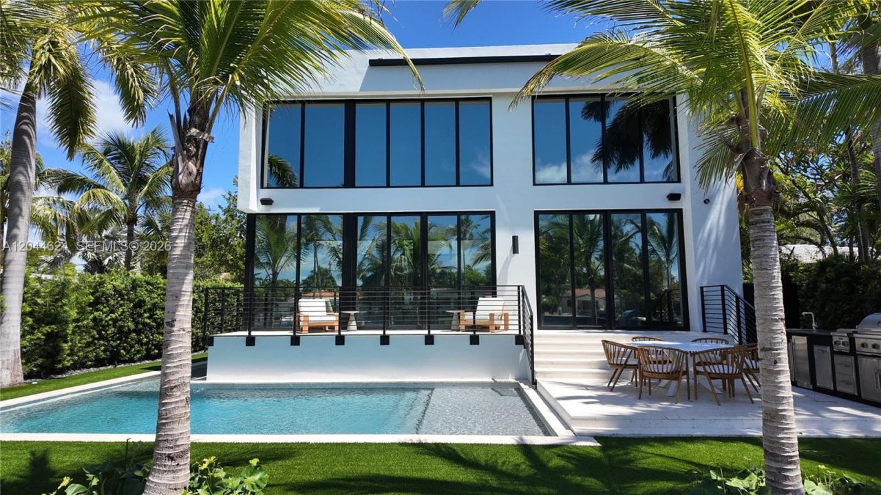 570 S Shore Dr , Miami Beach, FL 33141 Photo