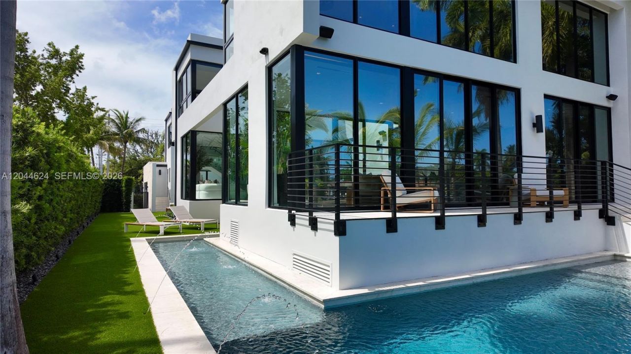 570 S Shore Dr , Miami Beach, FL 33141 Photo