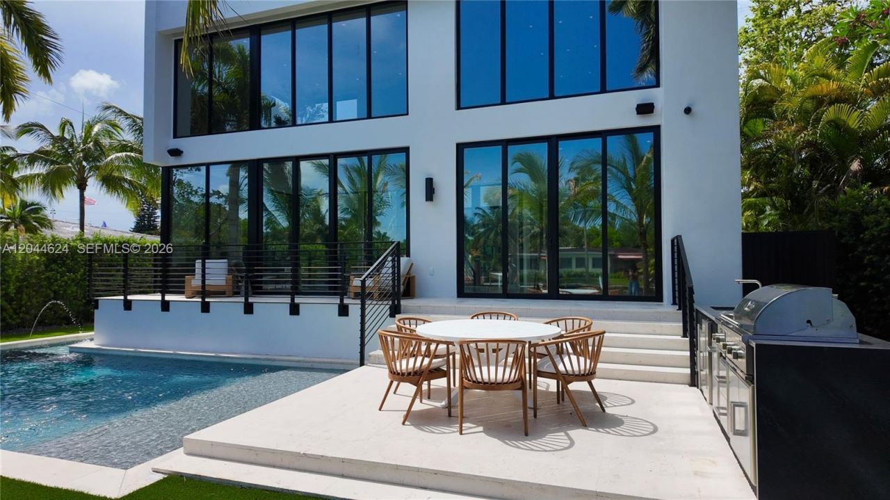 570 S Shore Dr , Miami Beach, FL 33141 Photo