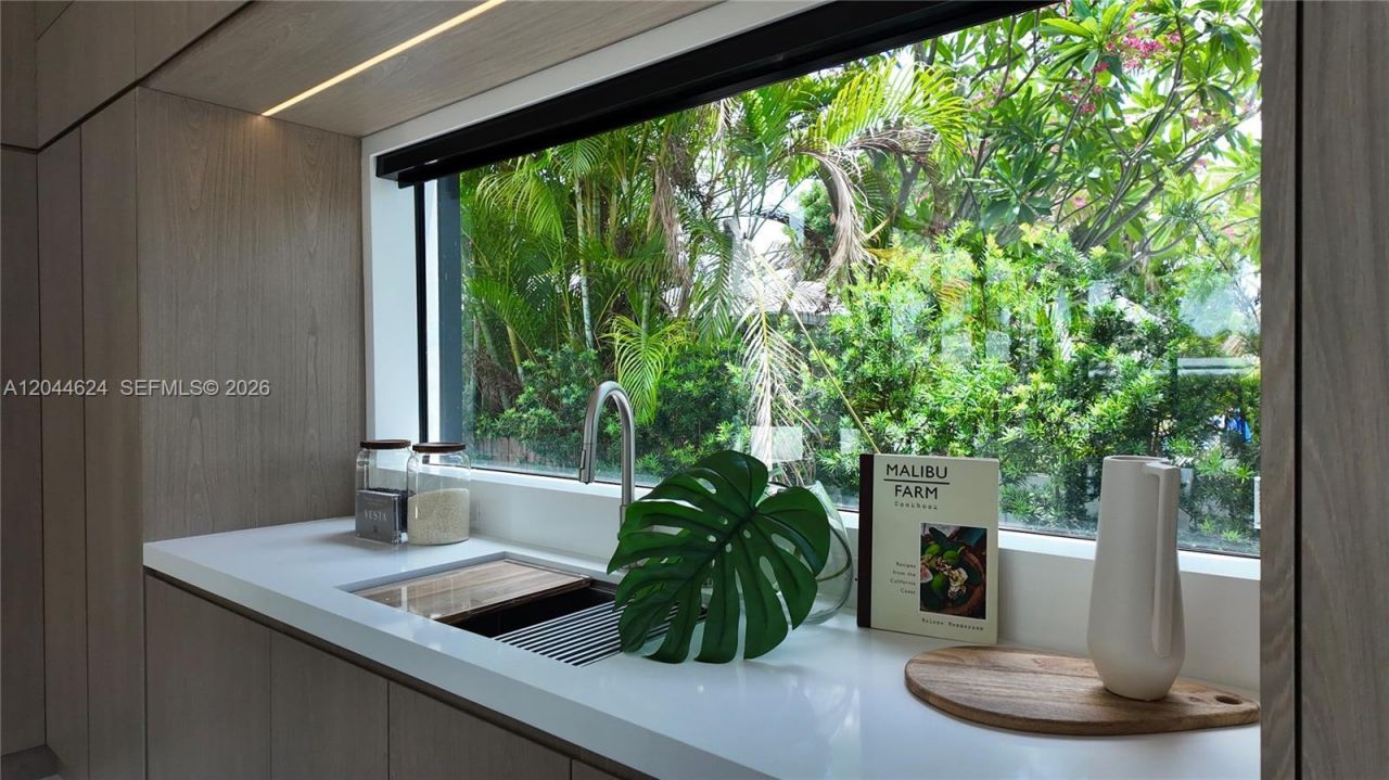 570 S Shore Dr , Miami Beach, FL 33141 Photo