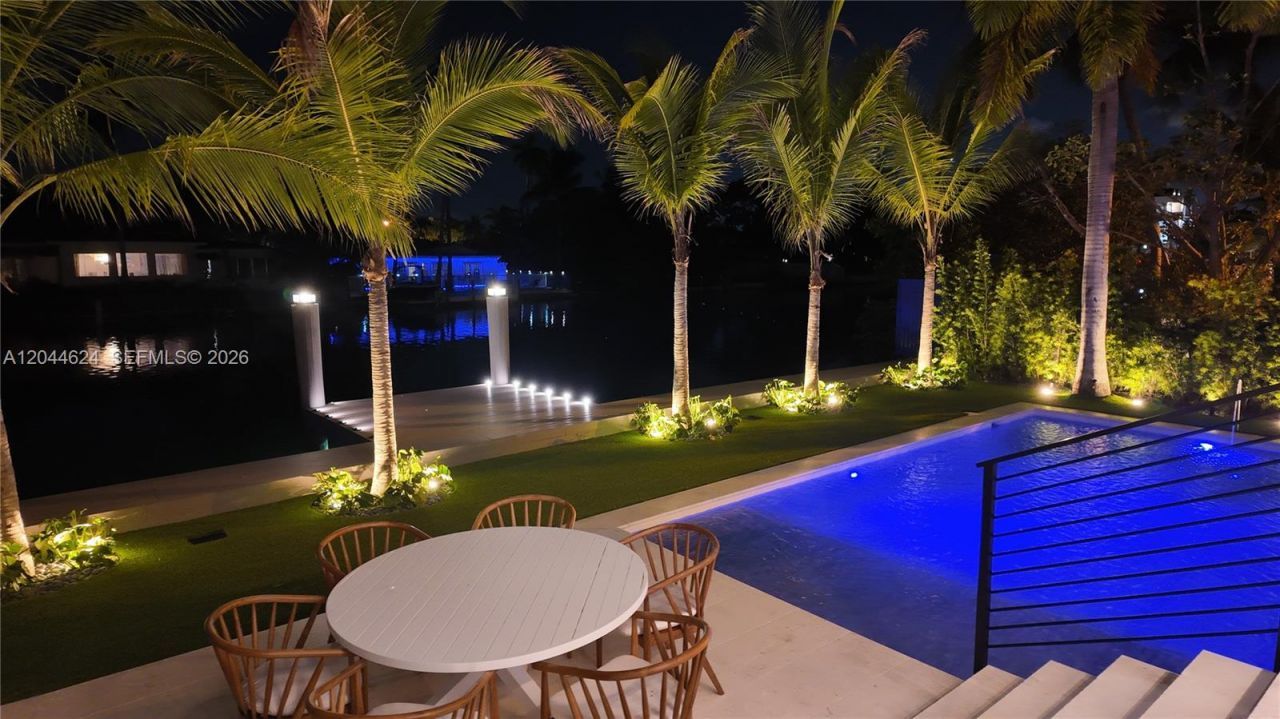 570 S Shore Dr , Miami Beach, FL 33141 Photo
