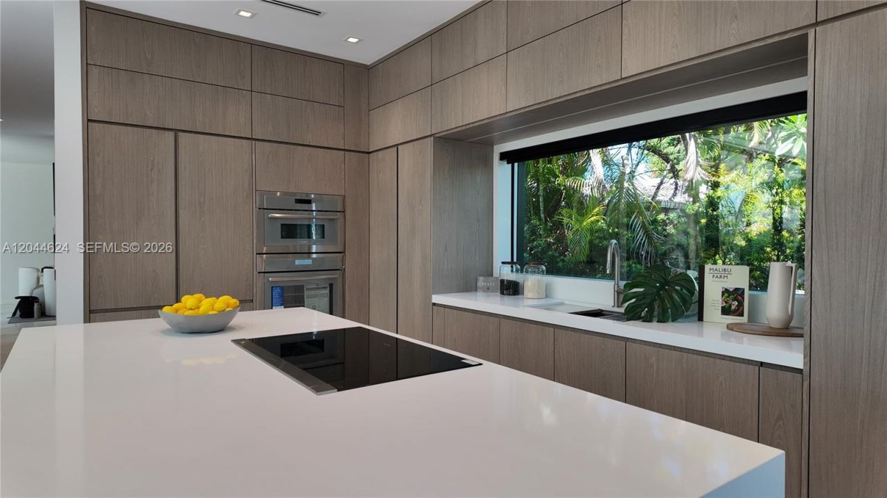 570 S Shore Dr , Miami Beach, FL 33141 Photo