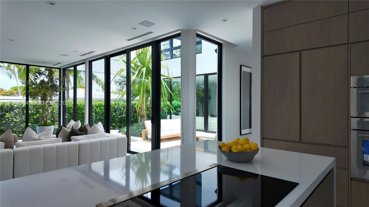 570 S Shore Dr , Miami Beach, FL 33141 Photo