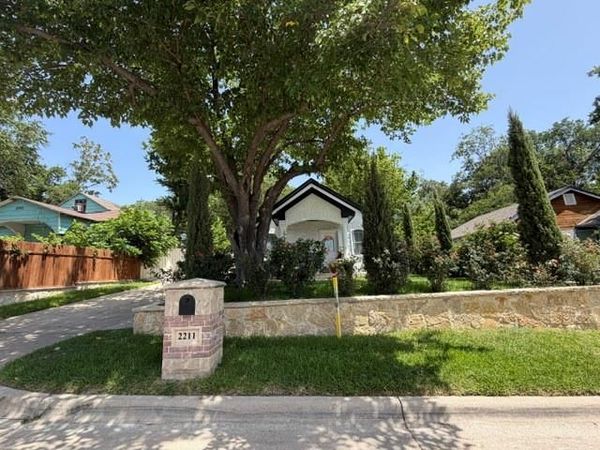 2211 Irion Avenue, Fort Worth, TX 76106
