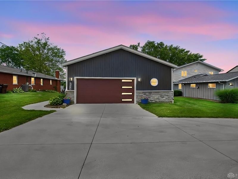 1300 E Choctaw Drive, London, OH 43140 Photo 1