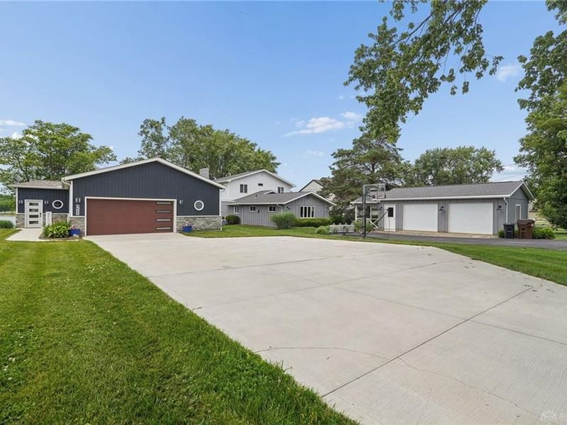 1300 E Choctaw Drive, London, OH 43140 Photo 3