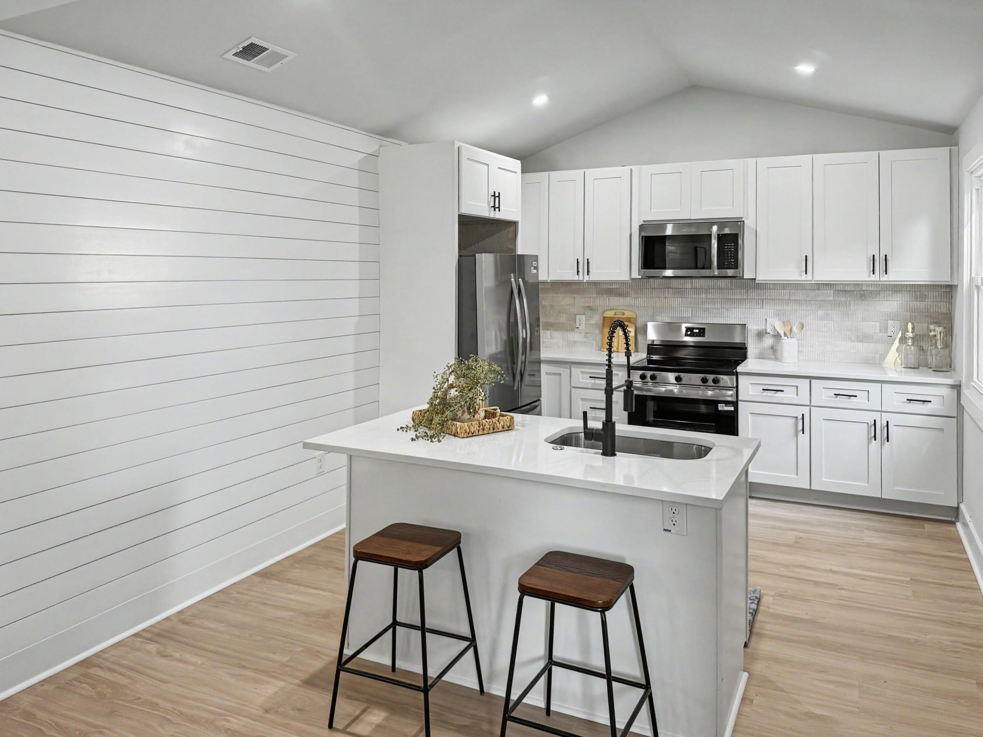 2132 Commander Road Photo 11