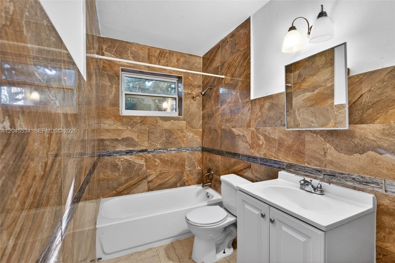 1350 NE 149th St, Unit 2, Miami, FL 33161 Photo