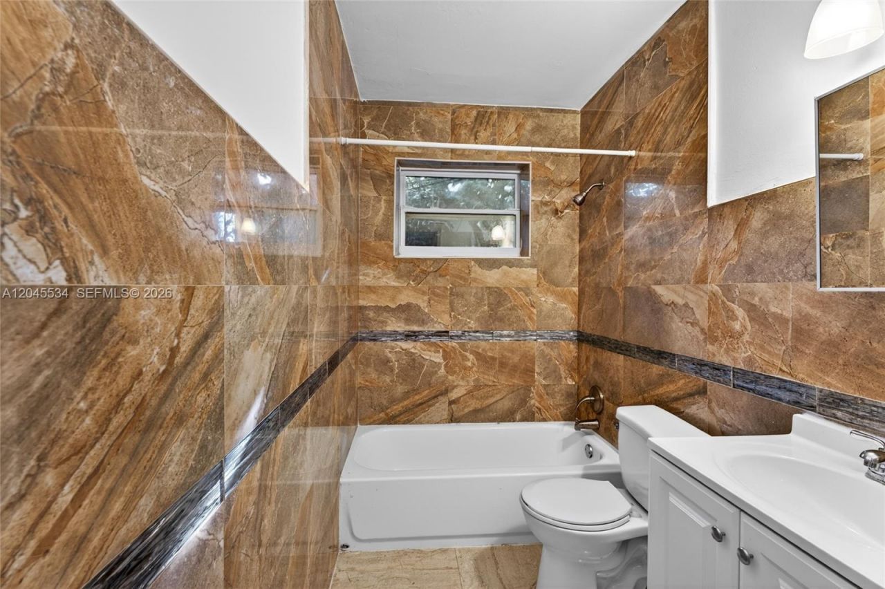 1350 NE 149th St, Unit 2, Miami, FL 33161 Photo