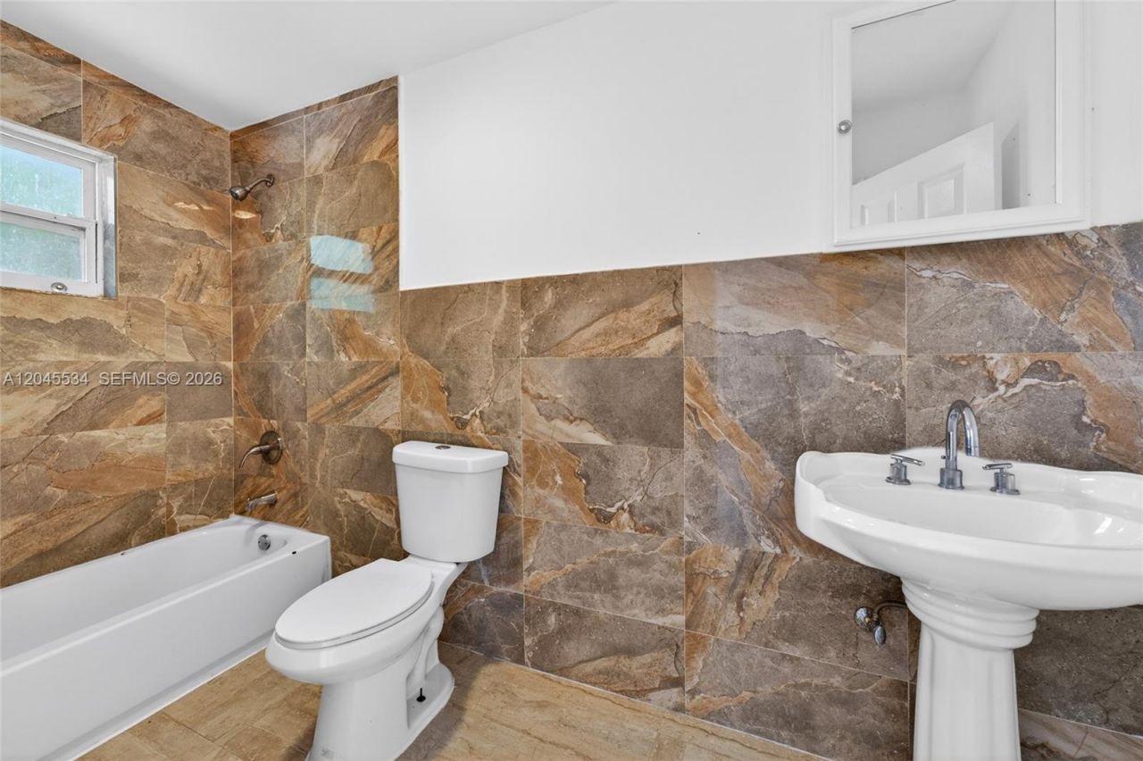 1350 NE 149th St, Unit 2, Miami, FL 33161 Photo