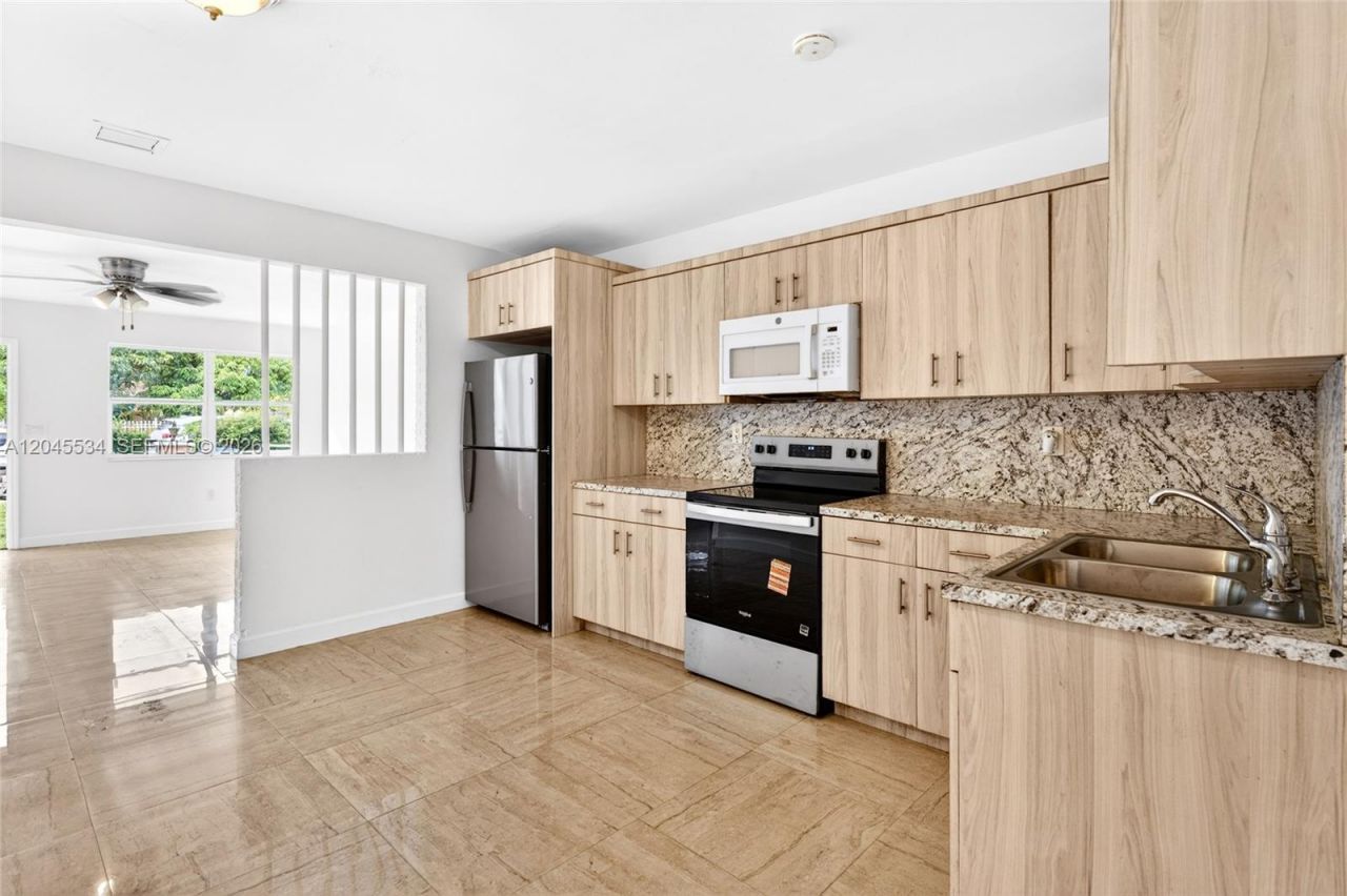 1350 NE 149th St, Unit 2, Miami, FL 33161 Photo