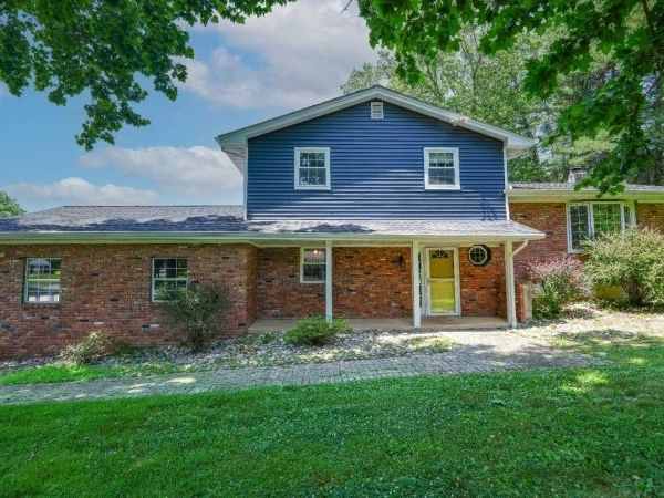 8 Deer Path, Holland, NJ 08848