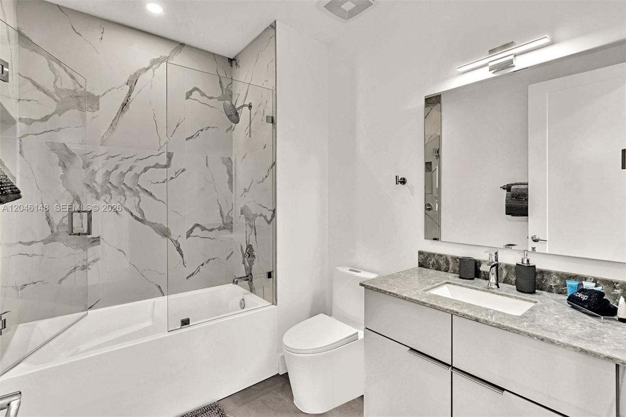 2100 Miami Rd , Unit 204, Fort Lauderdale, FL 33316 Photo