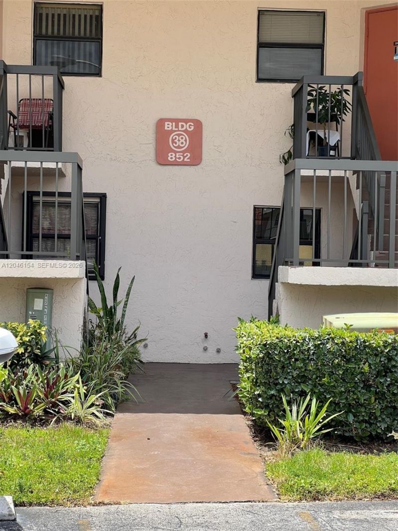 852 NE 209th St, Unit 104-38, Miami, FL 33179 Photo