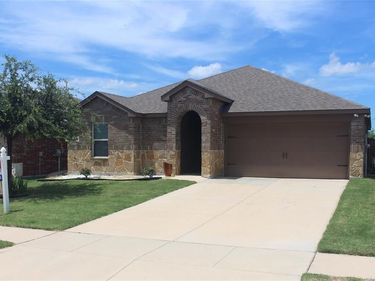 825 Alton Drive, Aubrey, TX 76227