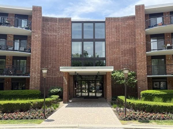 1405 E Central Road, Unit 201A, Arlington Heights, IL 60005