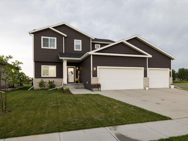 6313 54th Avenue S, Fargo, ND 58104