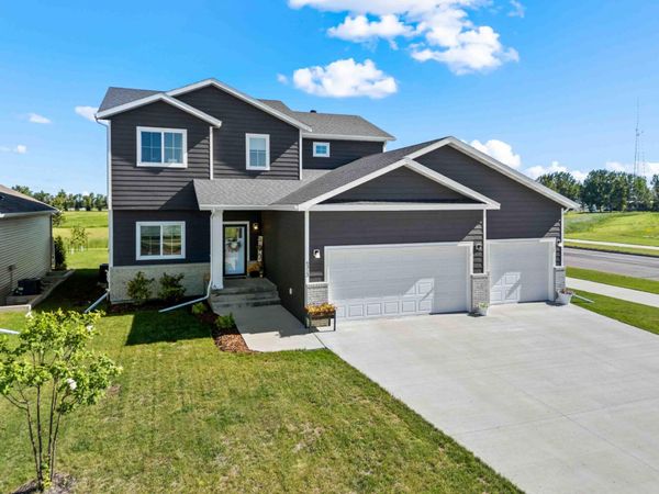 6313 54th Avenue S, Fargo, ND 58104