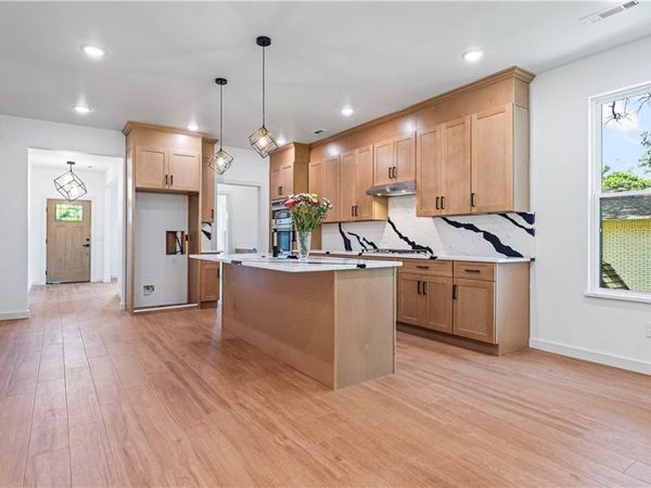 906 W Holly Street , Rogers, AR 72756