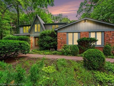 393 Eckford Circle, Troy, MI 48085