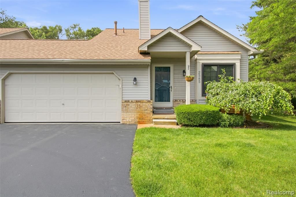 2585 South Commerce Road, Wolverine Lake Vlg, MI 48390 Main Photo