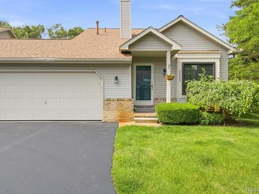 2585 South Commerce Road, Wolverine Lake Vlg, MI 48390