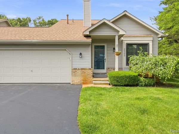 2585 South Commerce Road, Wolverine Lake Vlg, MI 48390