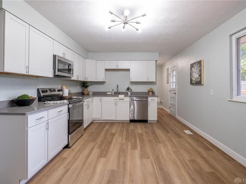 6650 Pine Ridge Avenue, Enon Vlg, OH 45323 Photo 5