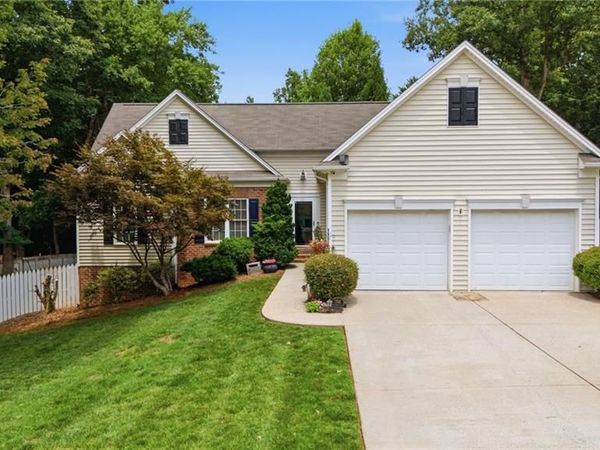 208 Cotswold Lane, King, NC 27021