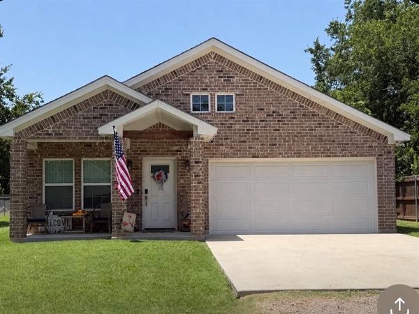 207 N Hubbard Street, Alvord, TX 76225