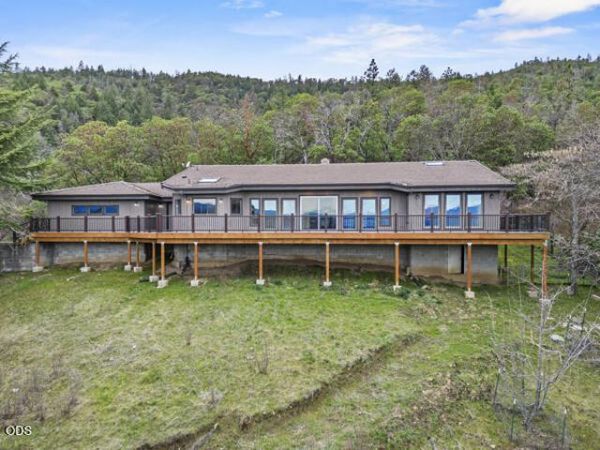 465 Strawberry Hill Lane, Jacksonville, OR 97530