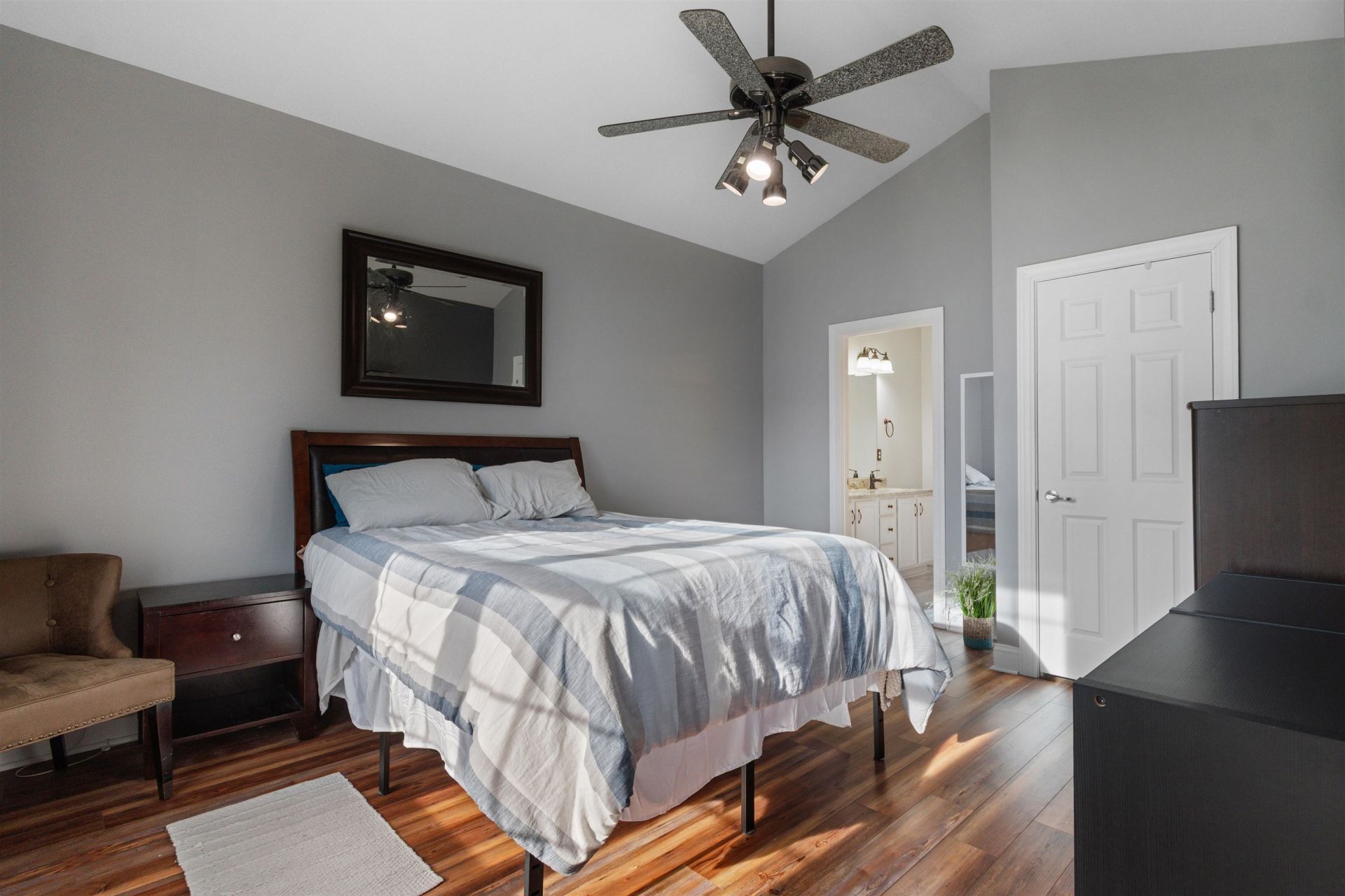 327 William St. Photo 14