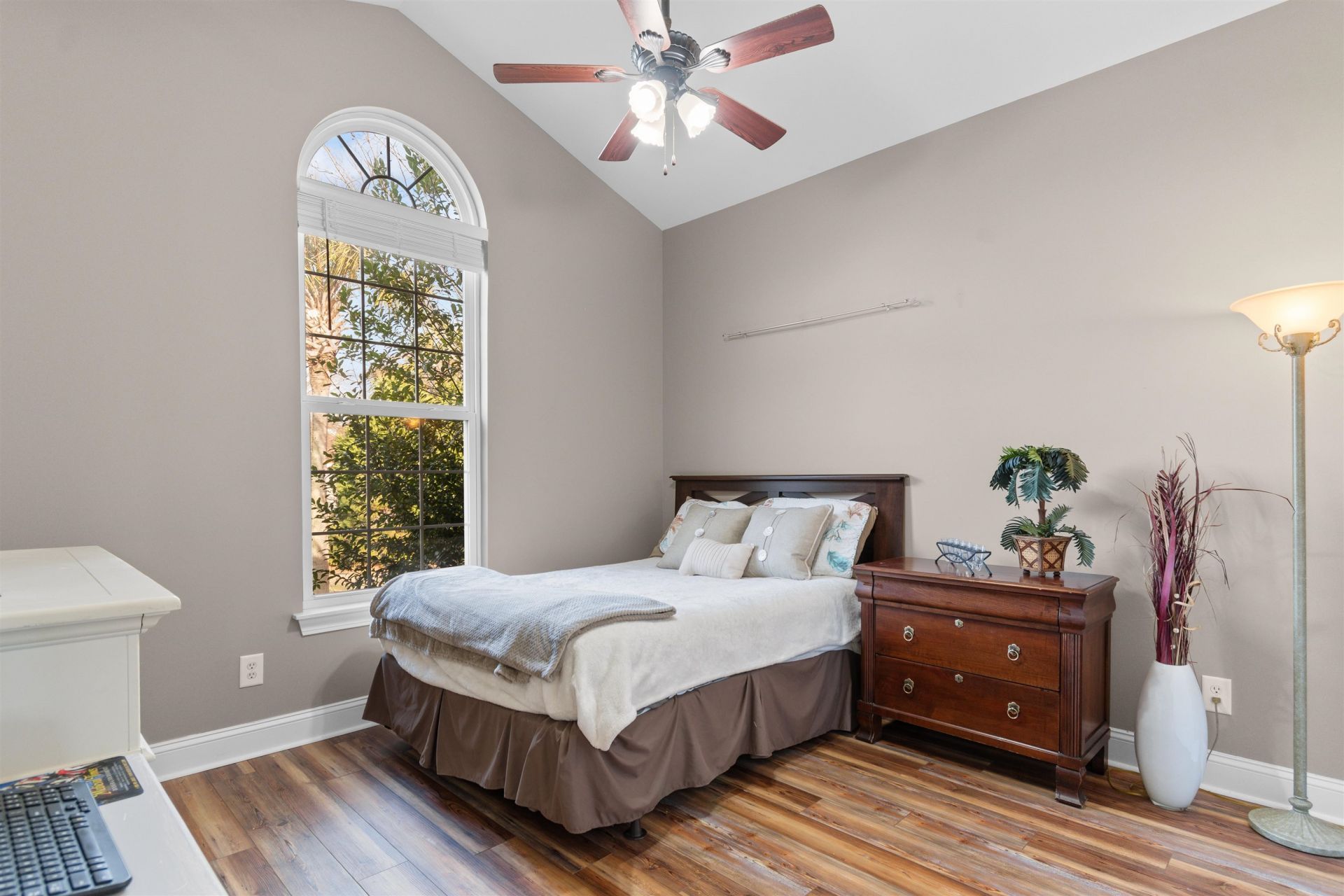 327 William St. Photo 22