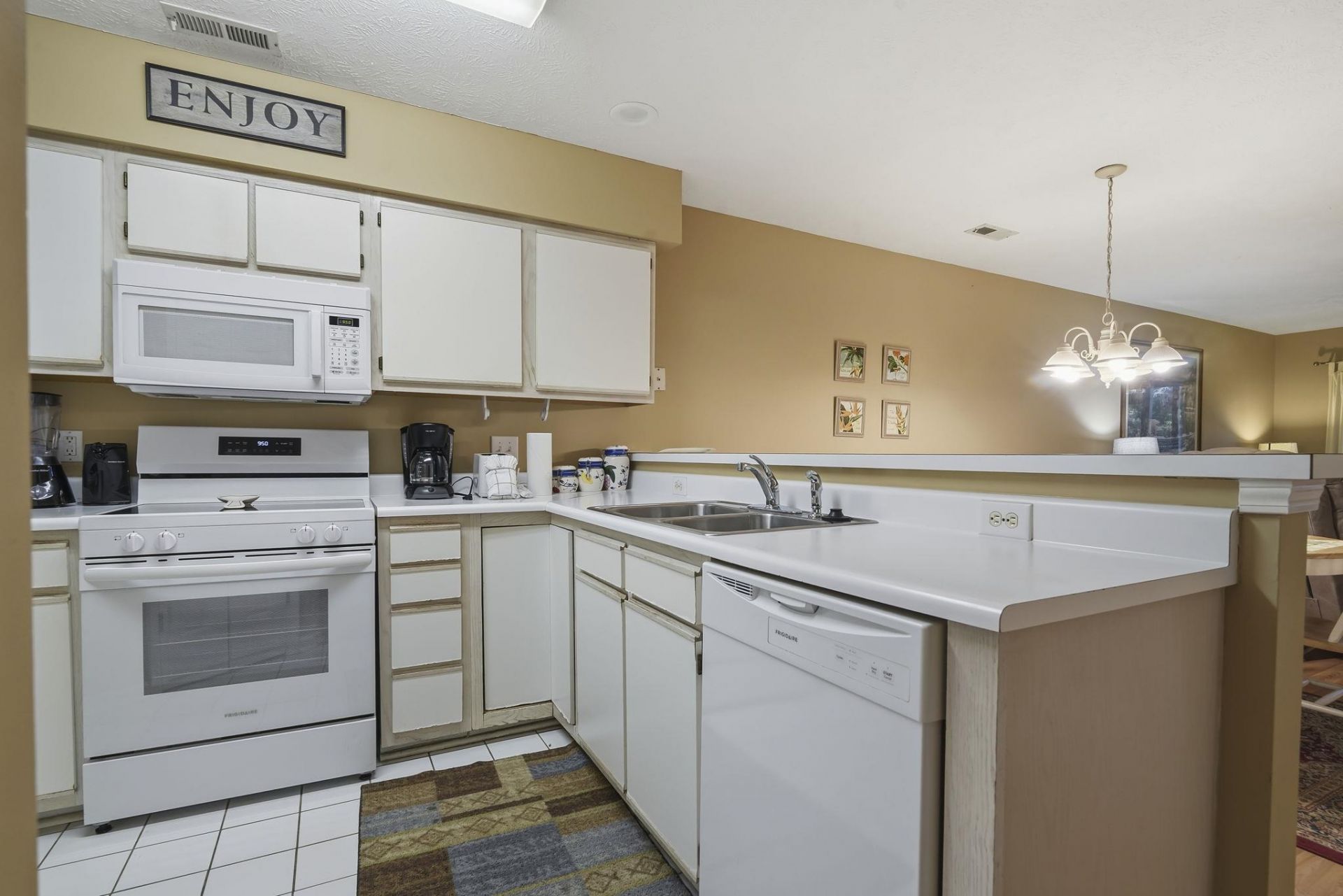 366 Pinehurst Ln. Photo 10