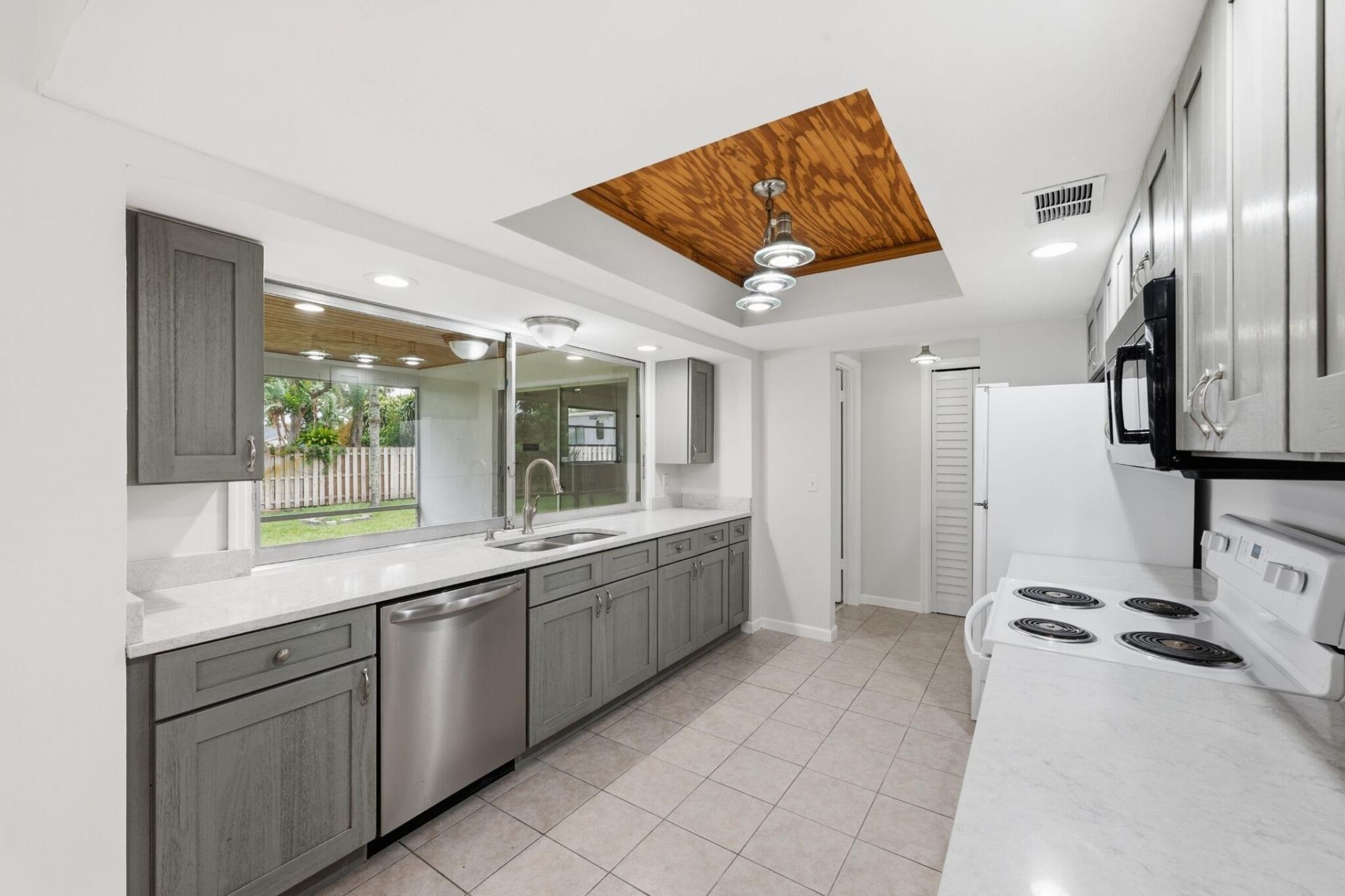 31 W Coconut Drive, Lake Worth, FL 33467 Photo
