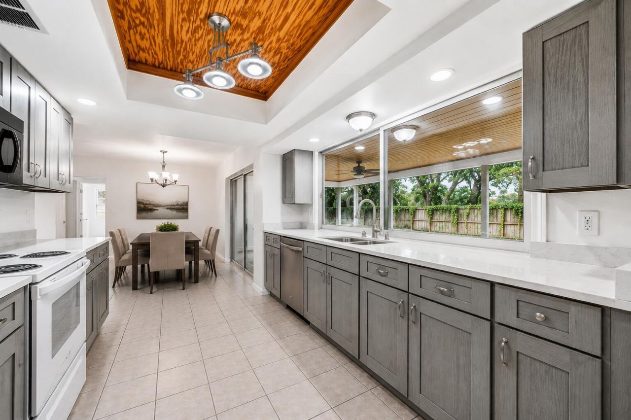 31 W Coconut Drive, Lake Worth, FL 33467 Photo