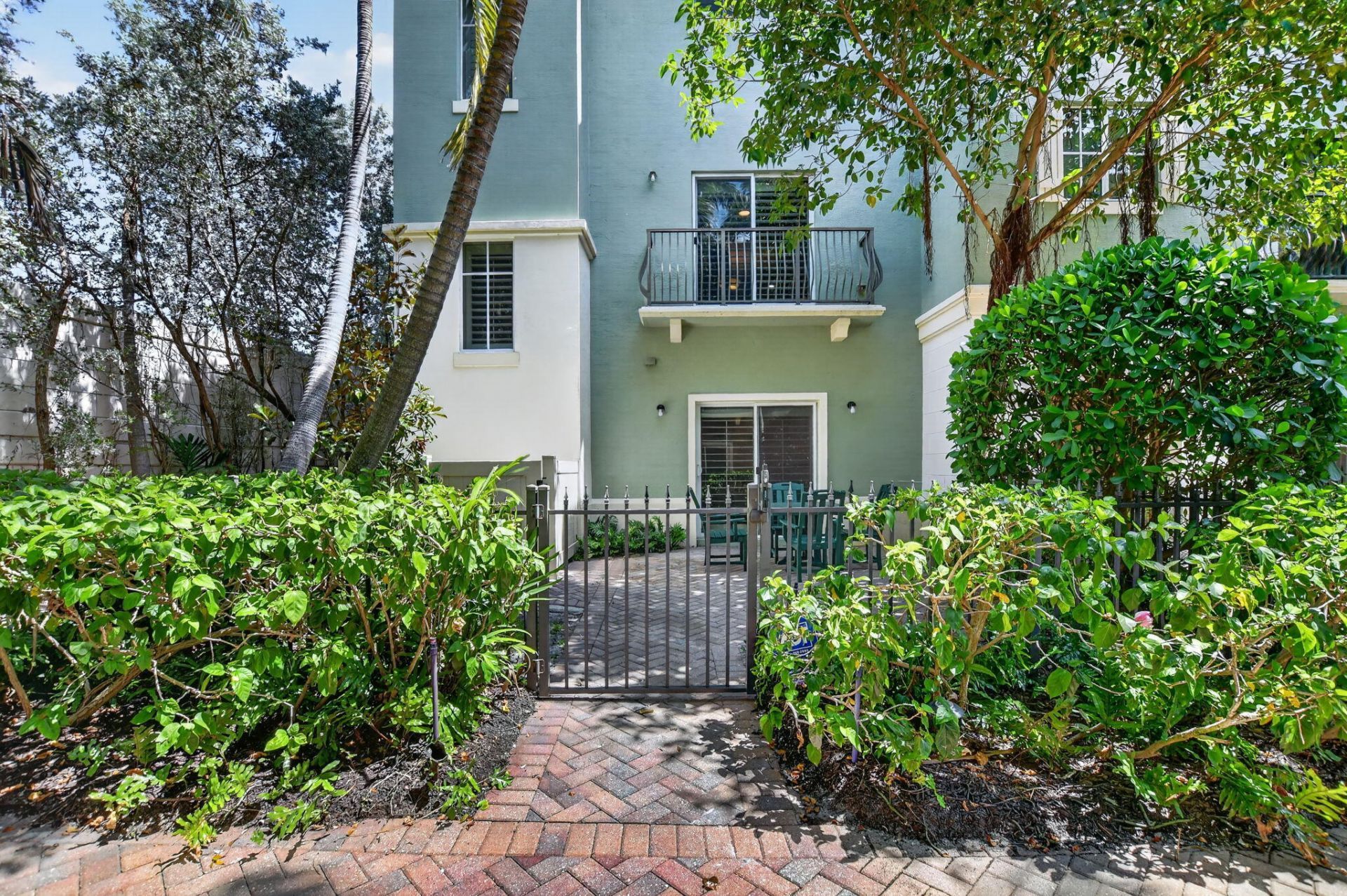 27 NW Hawthorne Place, Boca Raton, FL 33432 Photo