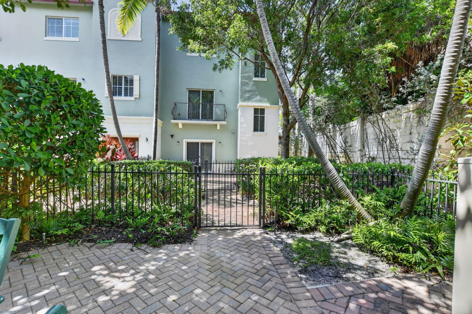 27 NW Hawthorne Place, Boca Raton, FL 33432 Photo