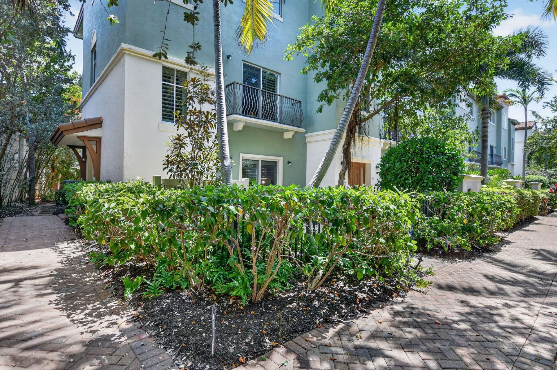 27 NW Hawthorne Place, Boca Raton, FL 33432 Photo
