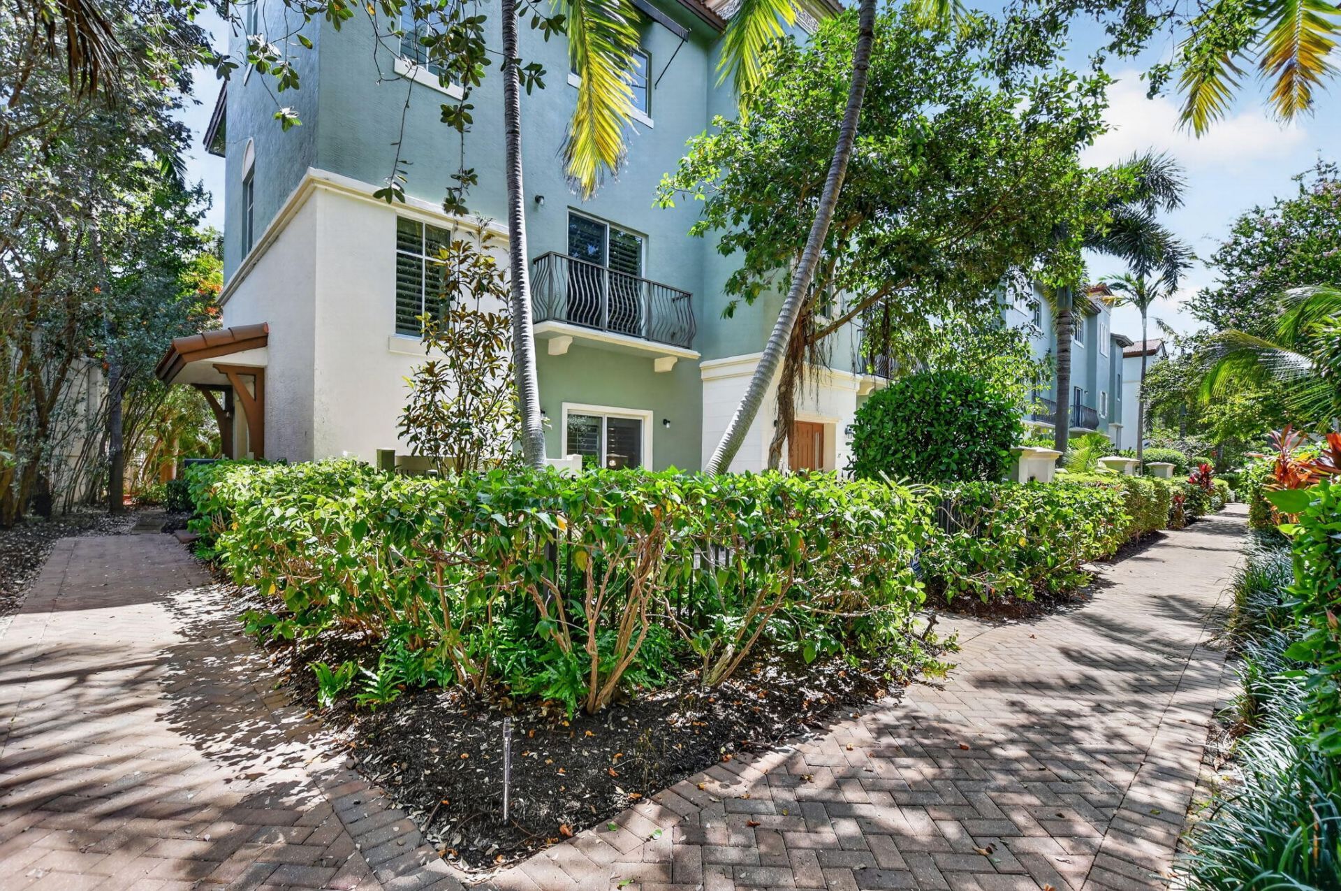 27 NW Hawthorne Place, Boca Raton, FL 33432 Photo