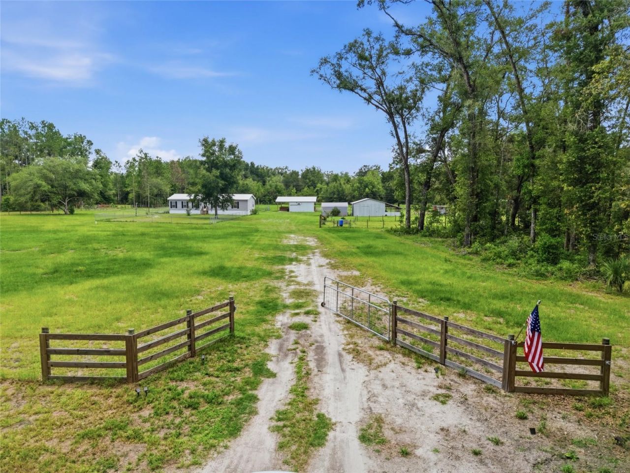 4889 SW 35th Trail , Bell, FL 32619 Photo