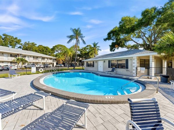 101 LAKE AVENUE NE, Unit 215, LARGO, FL 33771