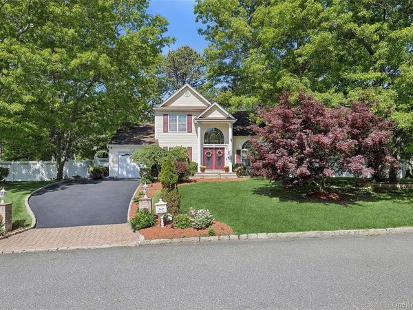 16 Winterberry Drive , Middle Island, NY 11953