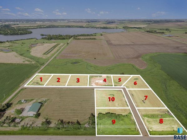 2140 Harvest Creek Ln, Madison, SD 57042