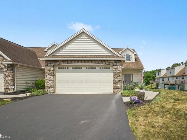 8 ARROW HEAD DRIVE, ELIZABETHTOWN, PA 17022