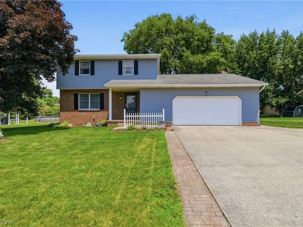 1749 Cove Street NW, Uniontown, OH 44685