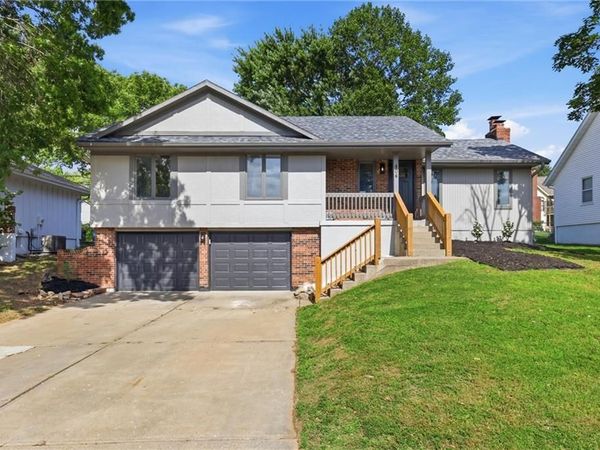 404 Springwood Drive, Blue Springs, MO 64015