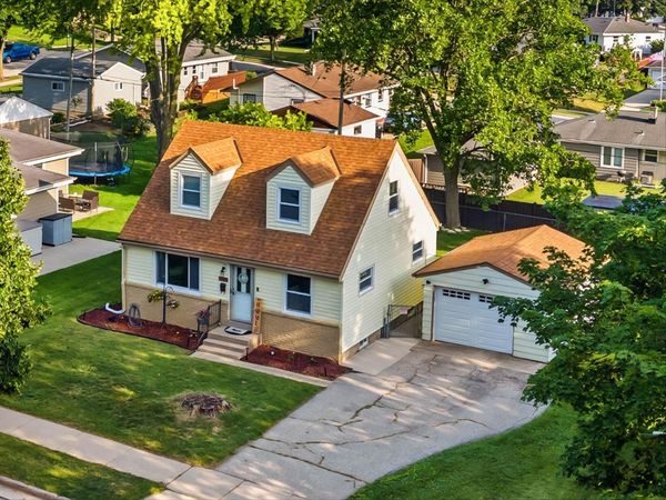 1115 Lawndale Ave, Waukesha, WI 53188