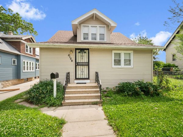 2154 S 86th St, West Allis, WI 53227