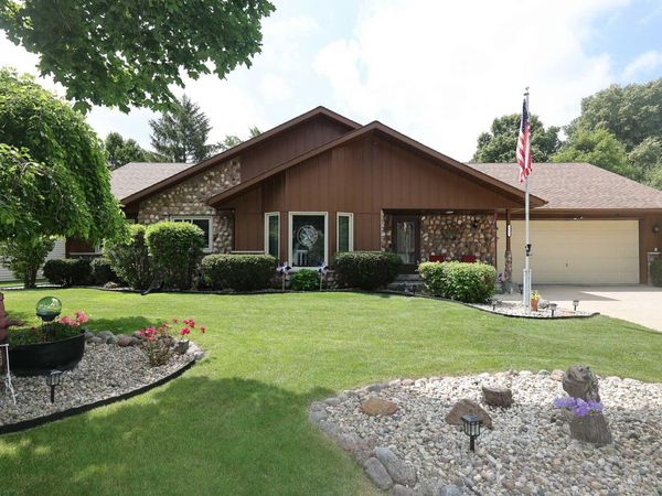 8035 W Bruss Ln, Franklin, WI 53132